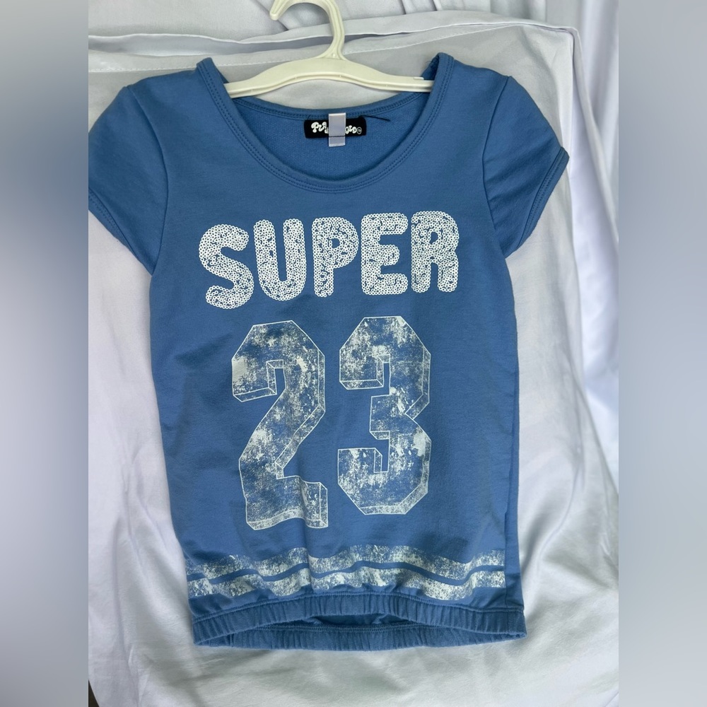 Girl’s short sleeve tee in excellent condition